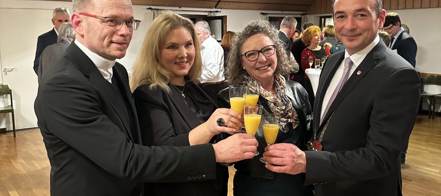 Pfarrer Kampe, Stefanie Haslbeck, Barbara Schedlbauer, 1.Bürgermeister Markus Böck stoßen auf's Neue Jahr an