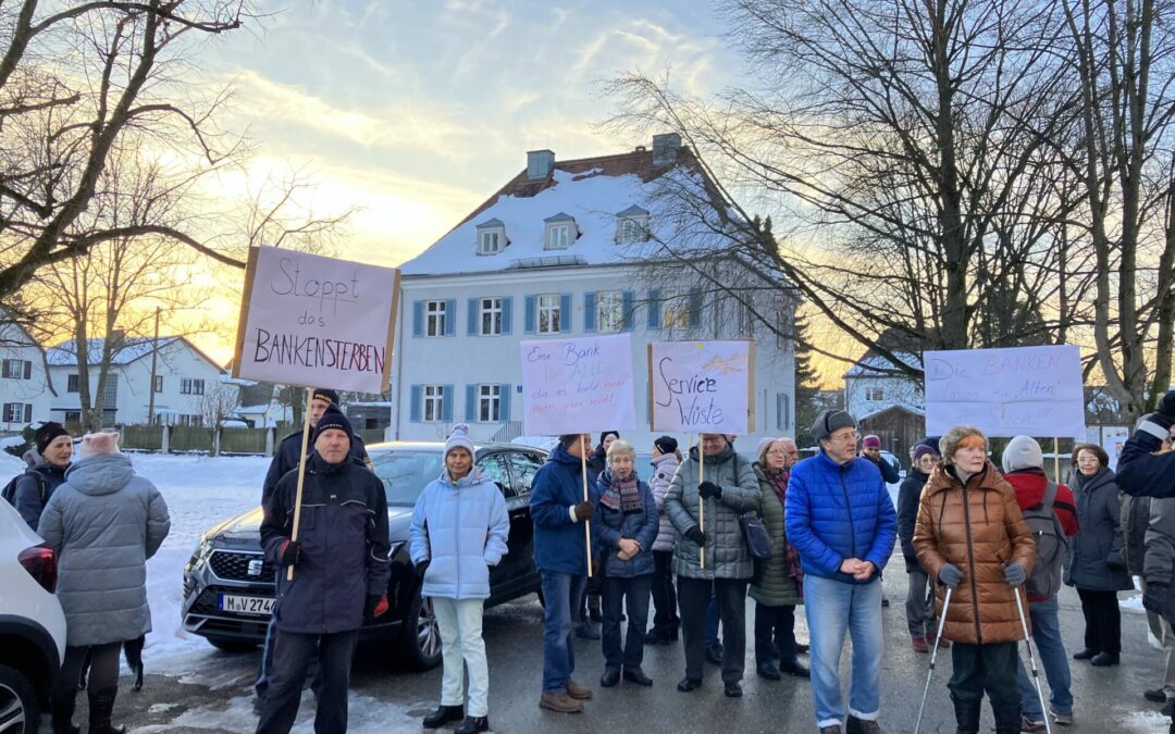 Trotz Schnee-Chaos: Erfolg­reiche Protest-Demo gegen Schlie­ßung der Spar­kas­sen­fi­liale