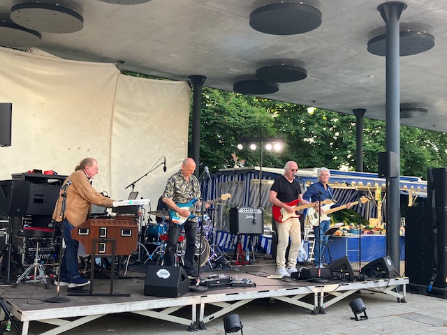 Live-Musik mit den Clouds Munich auf dem Feierabendmarkt in Oberschleißheim