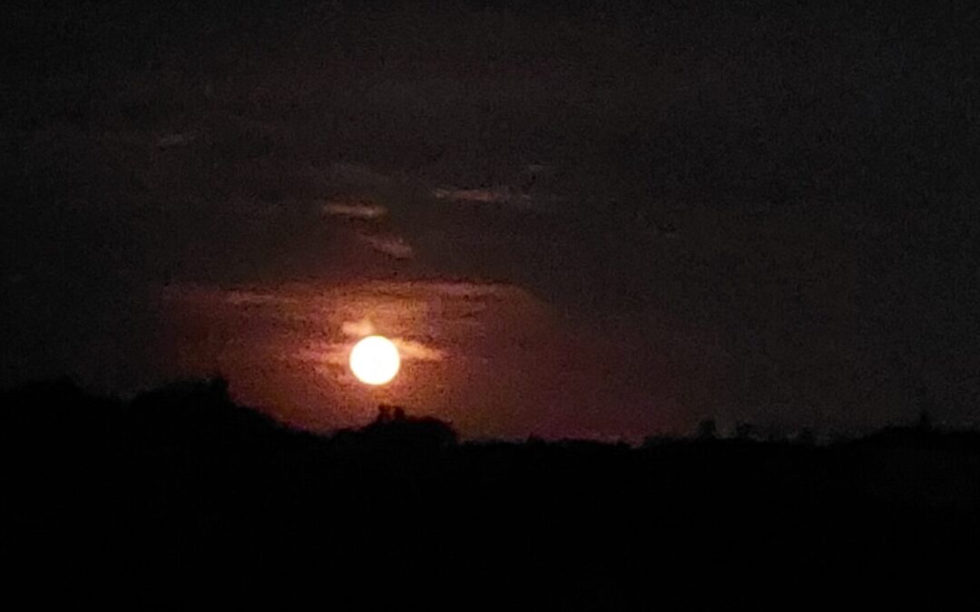 Hoch und strahlend stand der Mond