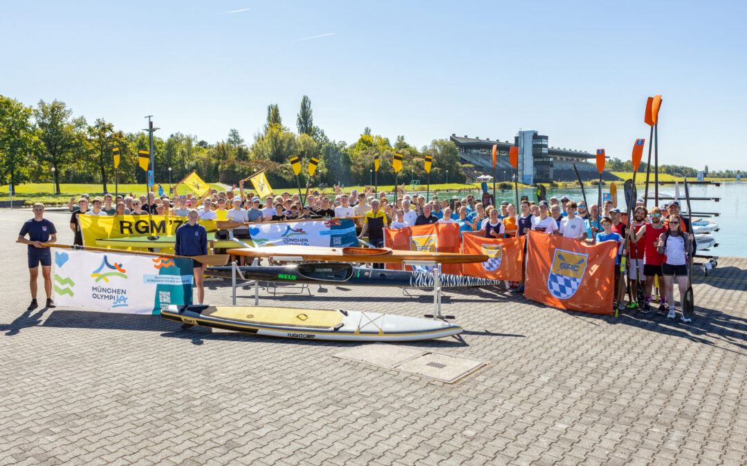 Wir hier für Olympia: Ruderer und Kanuten an der Regatta-Anlage unter­stützen die Olympia-Bewer­bung