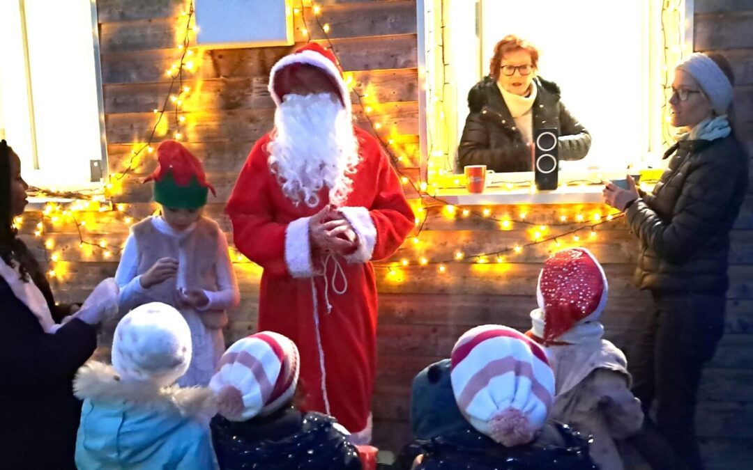 Helfer­kreis (HK) Asyl richtet Weih­nachts­feier für Kinder von Geflüch­teten aus