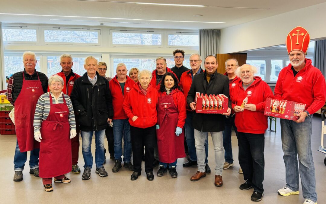 Niko­laustag: Bürger­meister Markus Böck sorgt für glän­zende Kinder­augen