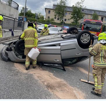 Verkehrs­un­fall in Unter­schleiß­heim, Pkw über­schlägt sich