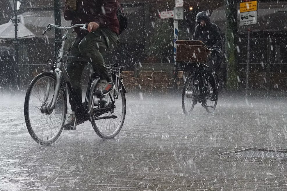 Radlerin von Unwetter überrascht und schwer verletzt