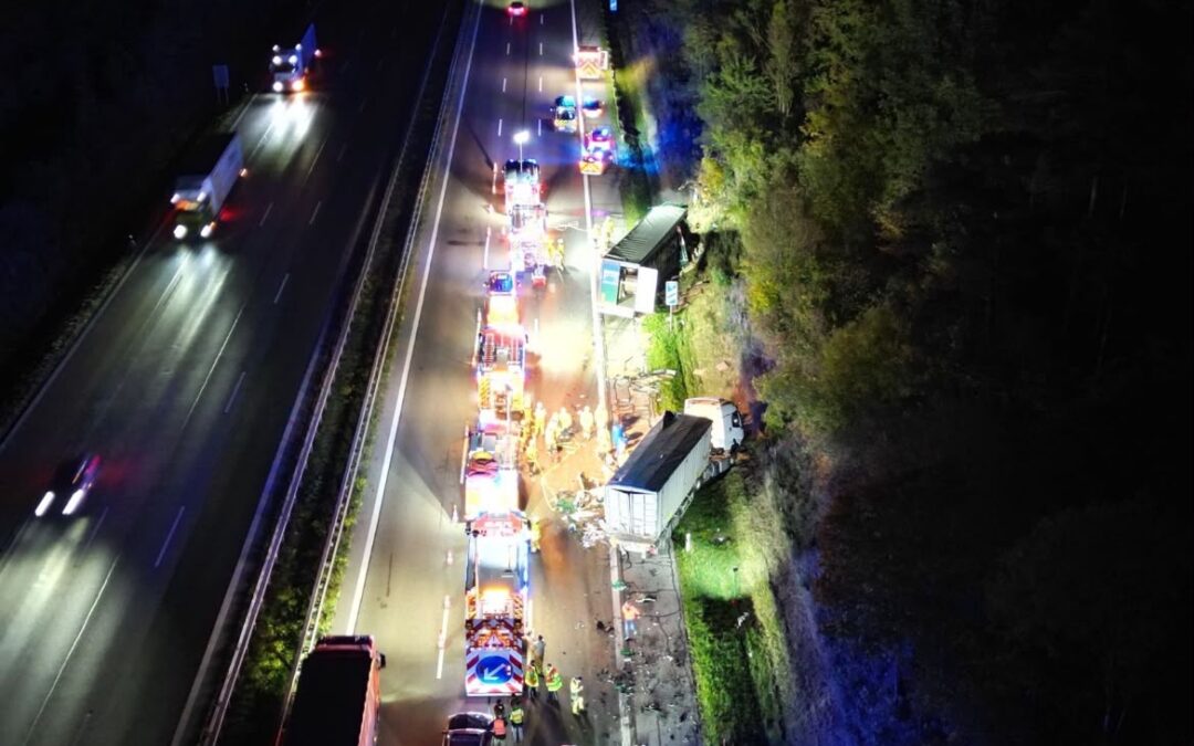 Lkw-Fahrer bei Auffahr­un­fall einge­klemmt